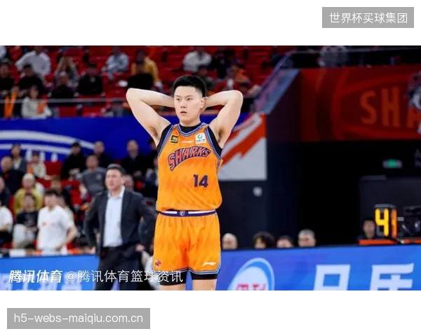 李弘权在挡拆外弹后具备稳定的三分投射,为上海队的进攻体系拉开空间。